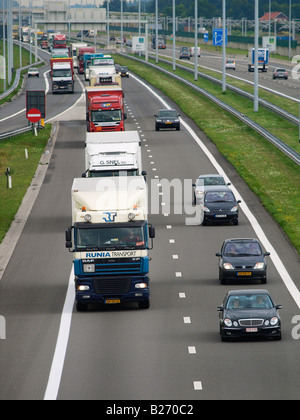 Langen Reihe von LKW der Straßenfahrt A16 E19 aus Antwerpen in die Niederlande Hazeldonk niederländischen belgische Grenze Stockfoto