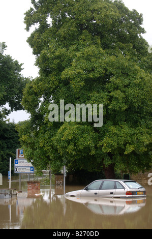 EIN FAHRZEUG STECKEN IM HOCHWASSER IN EINEM PARKHAUS TEWKESBURY WÄHREND DES HOCHWASSERS IN GLOUCESTERSHIRE JULI 2007 UK Stockfoto