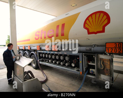 Shell LKW liefern Dieselkraftstoff an einer speziellen Tankstelle für LKW Hazeldonk-Niederländisch-belgischen Grenze Belgien Stockfoto