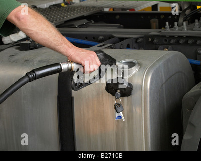 Ein LKW mit Dieselkraftstoff tanken ist etwas, das tausend Euro kostet heute Hazeldonk-Niederländisch-belgischen Grenze Belgien Stockfoto