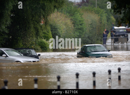 VERLASSENE FAHRZEUGEN IM HOCHWASSER STECKEN IN TEWKESBURY WÄHREND DES HOCHWASSERS IN GLOUCESTERSHIRE JULI 2007 UK Stockfoto