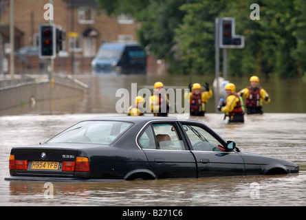 EIN RETTUNGSTEAM FLUT AUFBRECHEN, UM CHECK FAHRZEUGE IM HOCHWASSER STECKEN IN TEWKESBURY WÄHREND DES HOCHWASSERS IN GLOUCESTERSHIRE JULI 2007 U Stockfoto