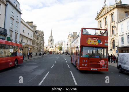 Oxford-Tour-Bus fahren Down High Street Vergangenheit St Marys Turm und Queens College der Oxford University England Stockfoto