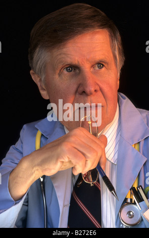 MÄNNLICHE OBERARZT HÖREN UND DENKEN Stockfoto
