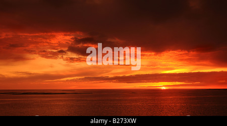 Sonnenuntergang hinter dramatische Wolken mit lebendigen Farben, Süd-westlichen Küste von Frankreich Stockfoto