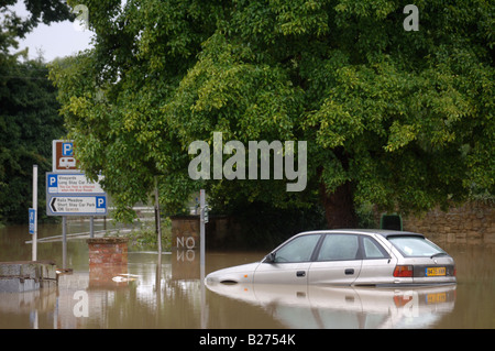 A STECKEN IM HOCHWASSER IN EINEM PARKHAUS TEWKESBURY WÄHREND DES HOCHWASSERS IN GLOUCESTERSHIRE JULI 2007 UK Stockfoto