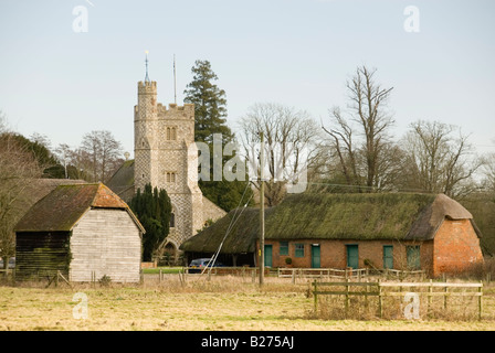 St.-Nikolaus-Kirche und umgebauten Scheune Ferienhaus Häuser Longparish Hampshire England Stockfoto