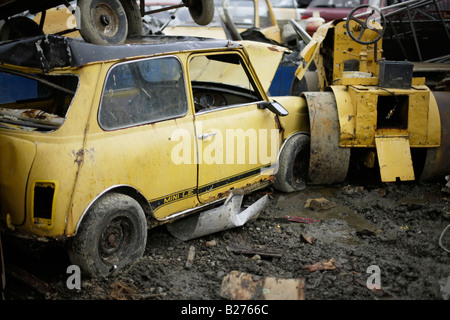 Auto-Leistungsschalter Hof Neuseeland gelbe Mini und Dampfwalze Stockfoto