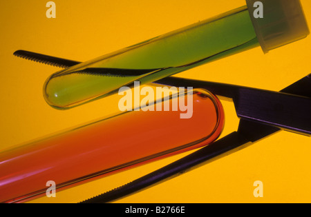 LABOR-AUSRÜSTUNG-REAGENZGLÄSER UND KLEMME Stockfoto