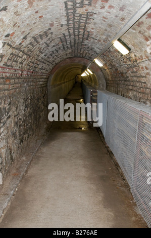 Unterirdischen Tunnel im Crumlin Road Gefängnis - Links das Gefängnis mit dem Gerichtsgebäude auf der gegenüberliegenden Seite der Straße Stockfoto