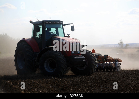 Ein Traktor ins Rollen Felder in Cowlinge in der Nähe von Haverhill Suffolk lokale Beschriftung Www Georgeimpeyphotographer co uk Stockfoto