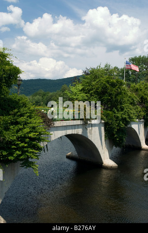 Ein beliebtes Ausflugsziel ist die Shelburne fällt Brücke der Blumen, die den Deerfield River überquert Stockfoto