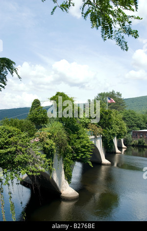 Ein beliebtes Ausflugsziel ist die Shelburne fällt Brücke der Blumen, die die Deerfield River überquert eine Brücke der ehemaligen Wagen Stockfoto