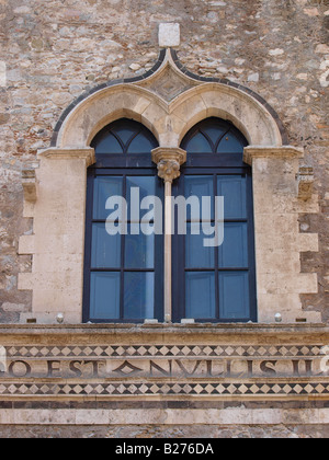 Fensterdetail von Palazzo Corvaja Stockfoto