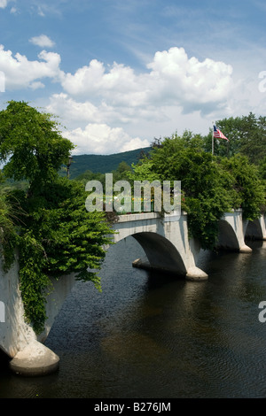 Ein beliebtes Ausflugsziel ist die Shelburne fällt Brücke der Blumen, die die Deerfield River überquert eine Brücke der ehemaligen Wagen Stockfoto