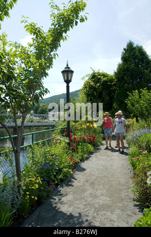 Ein beliebtes Ausflugsziel ist die Shelburne fällt Brücke der Blumen, die den Deerfield River auf einer ehemaligen Wagen Brücke überquert Stockfoto