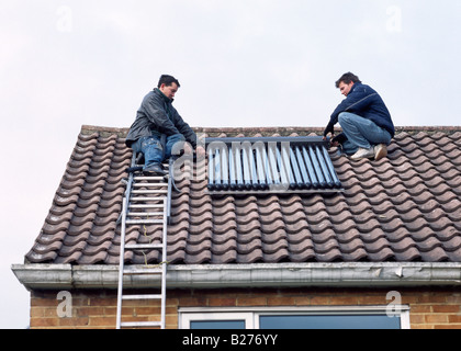 Ingenieure passen ein Solar-Panel bis zum Dach Stockfoto