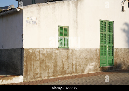 Traditionelles Haus mit grünen Fensterläden im typisch mediterranen Straße auf der Balearen Insel Mallorca, Spanien, Europa. Stockfoto