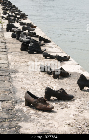 Schuhe auf der Donau - ein Denkmal für die Opfer der Pfeil Cross Milizionäre während des 2. Weltkrieges. Stockfoto