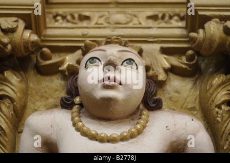 Im Inneren der Basilika Bom Jesus befindet sich in Alt-Goa, Indien. Die Basilika besitzt sterblichen Überreste von St. Francis Xavier. Stockfoto