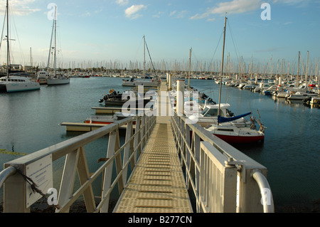 Steg hinunter zum Hafen mit Booten in Cherbourg Stockfoto