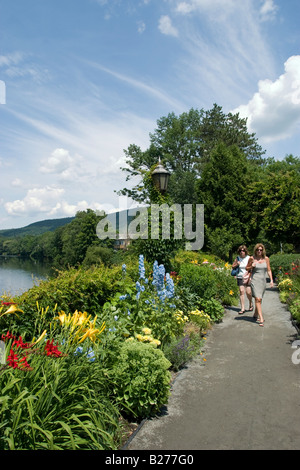 Ein beliebtes Ausflugsziel ist die Shelburne fällt Brücke der Blumen, die die Deerfield River überquert eine Brücke der ehemaligen Wagen Stockfoto