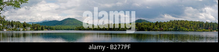 Sommerlandschaft von einem See und schönen Bergen mit Vegetation Lake Placid in den Adirondack State Park Stockfoto