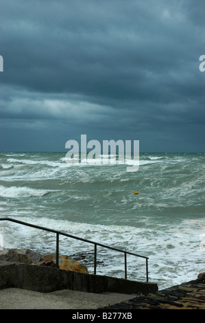 Raue See bei Sturm. Atlantischen Ozean in der Normandie Stockfoto