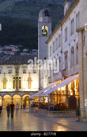 Altstadt von Dubrovnik, Kopfsteinpflaster Pred Dvorom Straße, mit Glockenturm und Rathaus Abend Stockfoto