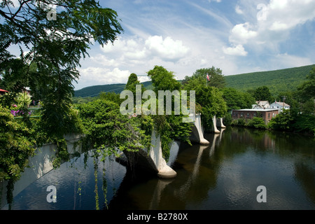 Ein beliebtes Ausflugsziel ist die Shelburne fällt Brücke der Blumen, die die Deerfield River überquert eine Brücke der ehemaligen Wagen Stockfoto