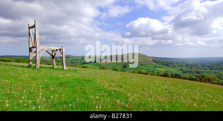 Der Riesen-Stuhl mit Blick auf Widecombe-Tal am Natsworthy auf Dartmoor National Park im Panoramaformat Kunst im öffentlichen Raum Stockfoto