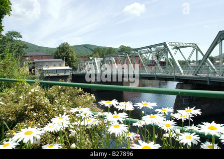 Ansicht von Shelburne fällt Brücke der Blumen zeigt die Brücke für den Fahrzeugverkehr zwischen Shelburne Falls Stadt Buckland Stockfoto