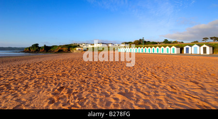 Farbenfrohe Strandhütten in schöne Morgendämmerung auf der Promenade am Goodrington Strand in der Nähe von Paignton in South Devon Stockfoto