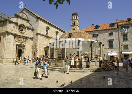 Dubrovnik Altstadt große Onofrio Brunnen, mit Kirche St. Saviour und Franziskanerkloster Museum auf der linken Seite Stockfoto