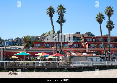 Blick auf Santa Cruz Kalifornien vom Strand mit ein paar entspannende auf Strandliegen und Gäste in einem Restaurant im freien Stockfoto