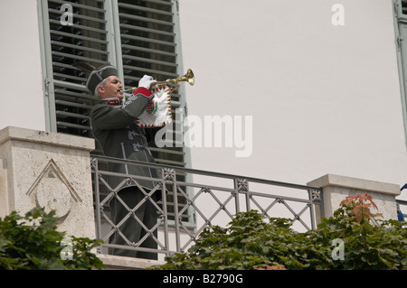 Ungarischer Soldat in zeremoniellen Uniform klingt eine Trompete von einem Balkon Stockfoto