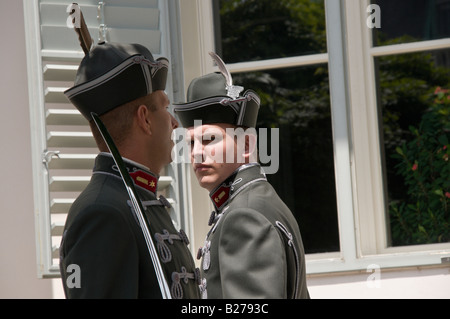 Ungarische Soldaten anstarren einander bei wechselnder Wachablösung im zeremoniellen uniform Stockfoto