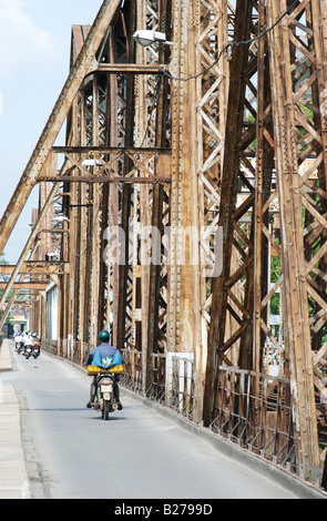 Der Long Bien Eisenbahnbrücke Überquerung des Roten Flusses in Hanoi Vietnam Stockfoto