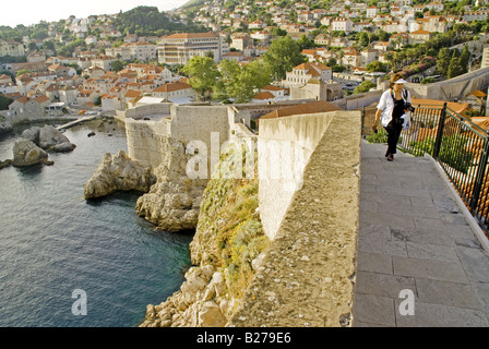 Dubrovnik Altstadt Steinmauer mit Haufen Abschnitt von New City entlang der Adria im Hintergrund Stockfoto