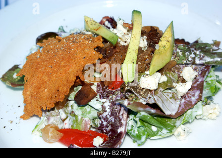 Gemischter Salat mit Käse knusprig karamellisierten Zwiebeln Speck Blauschimmelkäse Tomaten und avocado Stockfoto
