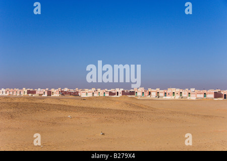 Lange Reihen von islamischen Grabsteine auf einem Friedhof außerhalb Giza, Ägypten Stockfoto