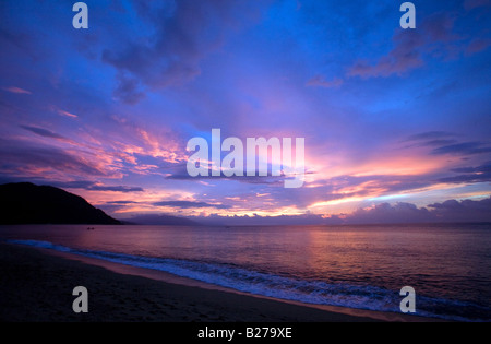 Die Sonne geht am White Beach in der Nähe von Puerto Galera, Oriental Mindoro, Philippinen. Stockfoto