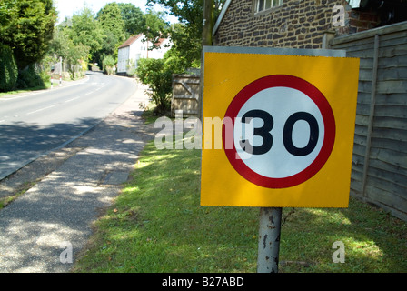 30 km/h Geschwindigkeit Straßenschild auf Landstraße Stockfoto