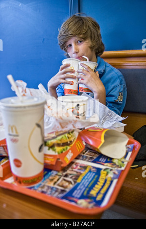 ein Junge 12 Jahre in einem Fast-Food-Kette restaurang Stockfoto