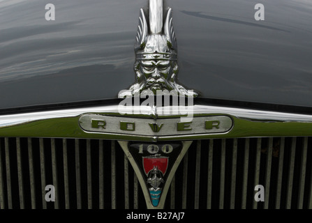 Eine britische Rover 100 Abzeichen, Motorhaube und Grill. Stockfoto