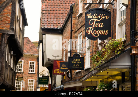 Ladenschilder in der historischen Straße in York namens the Shambles Stockfoto