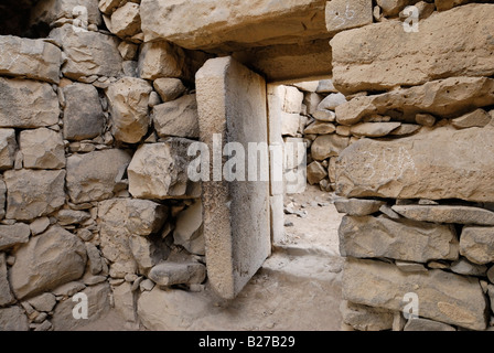 schwere steinerne Tür in Wüste Burg Qusar Al Azraq Jordan Arabia Stockfoto