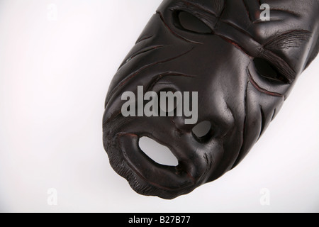 Afrikanische Maske aus Sambia auf weißem Hintergrund Stockfoto