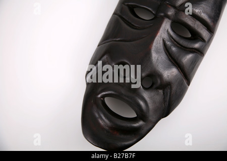 Afrikanische Maske aus Sambia auf weißem Hintergrund Stockfoto