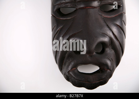 Afrikanische Maske aus Sambia auf weißem Hintergrund Stockfoto